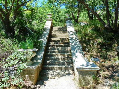 Escalera de la playa a mansión abandonada