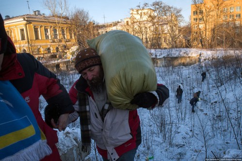 Llenando sacos de nieve para las barricadas