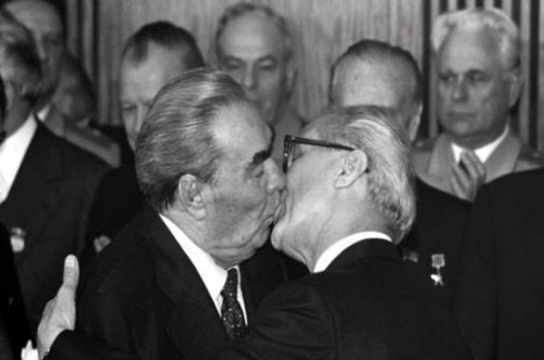 Beso Brezhnev-Honecker 2